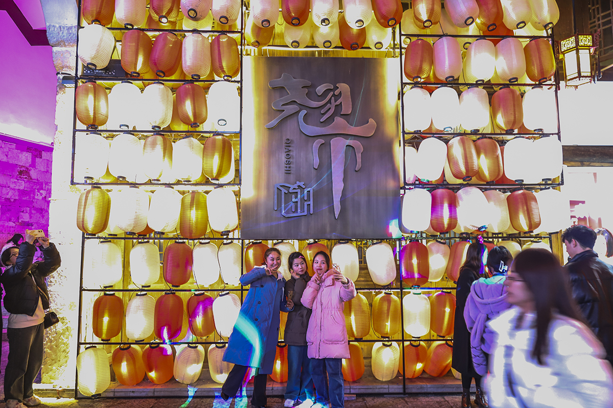 　　白天人潮涌动，夜晚流光溢彩。2月15日，褪去白昼的明亮，安顺古城的夜色更加迷人——色彩斑斓的灯光柔柔地弥漫开来，古城房屋的轮廓，古街都披上了靓丽的“晚装”。随处可见的灯光秀、网红打卡、习安坊实景演艺让人流连忘返，一场绚丽多彩的“烟花”盛宴在文庙城墙外精彩上演，格外鲜亮闪耀。（安顺日报融媒体中心记者 卢维）