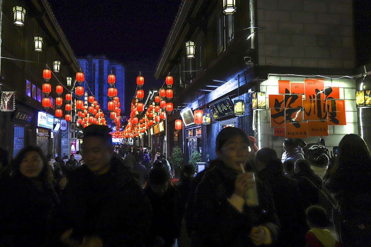　　白天人潮涌动，夜晚流光溢彩。2月15日，褪去白昼的明亮，安顺古城的夜色更加迷人——色彩斑斓的灯光柔柔地弥漫开来，古城房屋的轮廓，古街都披上了靓丽的“晚装”。随处可见的灯光秀、网红打卡、习安坊实景演艺让人流连忘返，一场绚丽多彩的“烟花”盛宴在文庙城墙外精彩上演，格外鲜亮闪耀。（安顺日报融媒体中心记者 卢维）