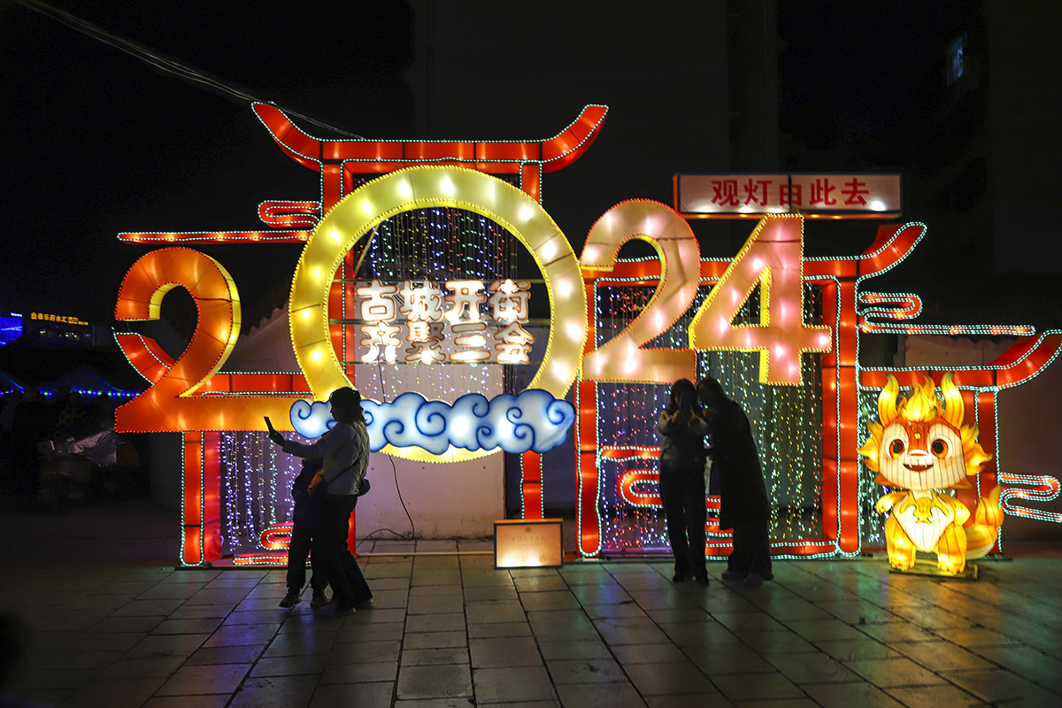 　　白天人潮涌动，夜晚流光溢彩。2月15日，褪去白昼的明亮，安顺古城的夜色更加迷人——色彩斑斓的灯光柔柔地弥漫开来，古城房屋的轮廓，古街都披上了靓丽的“晚装”。随处可见的灯光秀、网红打卡、习安坊实景演艺让人流连忘返，一场绚丽多彩的“烟花”盛宴在文庙城墙外精彩上演，格外鲜亮闪耀。（安顺日报融媒体中心记者 卢维）