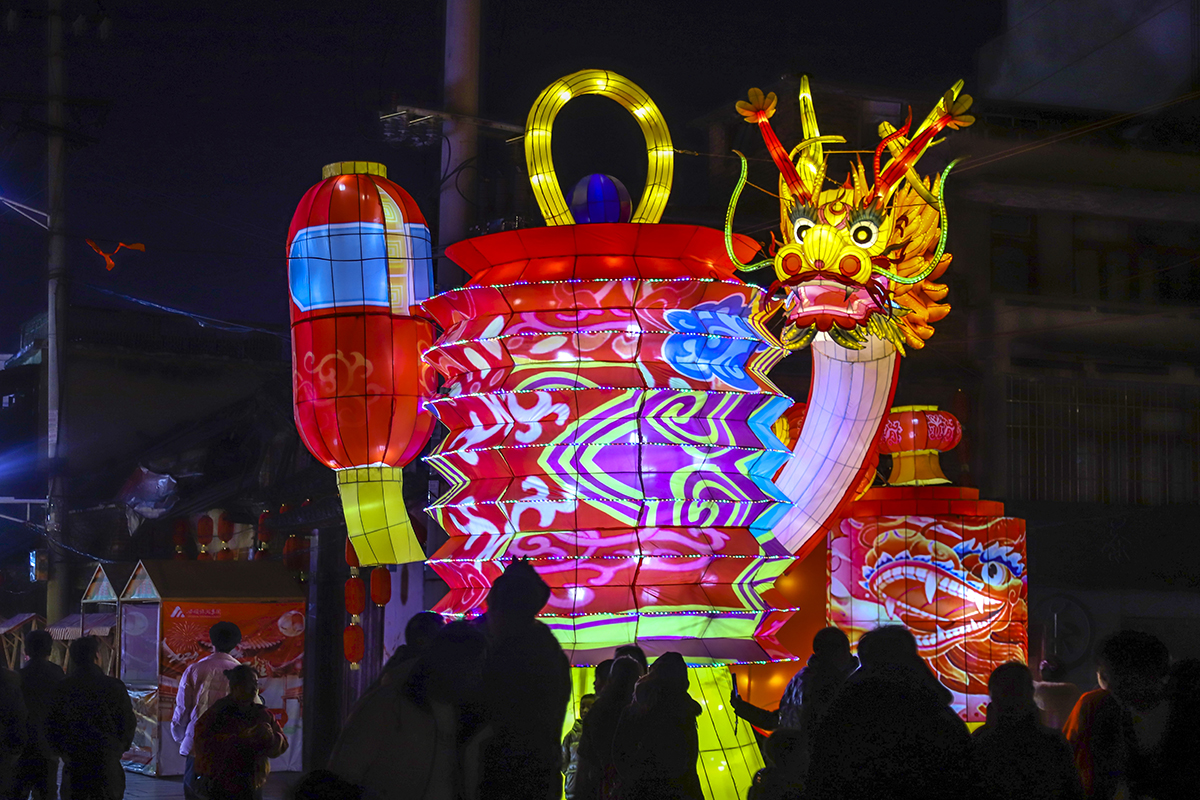 　　白天人潮涌动，夜晚流光溢彩。2月15日，褪去白昼的明亮，安顺古城的夜色更加迷人——色彩斑斓的灯光柔柔地弥漫开来，古城房屋的轮廓，古街都披上了靓丽的“晚装”。随处可见的灯光秀、网红打卡、习安坊实景演艺让人流连忘返，一场绚丽多彩的“烟花”盛宴在文庙城墙外精彩上演，格外鲜亮闪耀。（安顺日报融媒体中心记者 卢维）