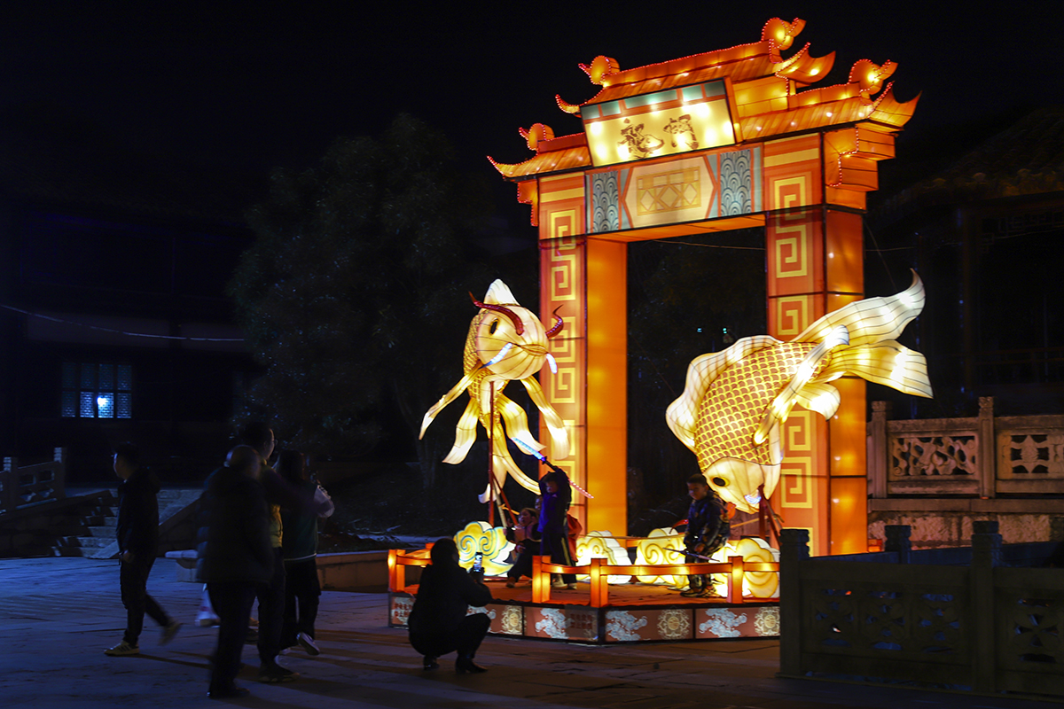 　　白天人潮涌动，夜晚流光溢彩。2月15日，褪去白昼的明亮，安顺古城的夜色更加迷人——色彩斑斓的灯光柔柔地弥漫开来，古城房屋的轮廓，古街都披上了靓丽的“晚装”。随处可见的灯光秀、网红打卡、习安坊实景演艺让人流连忘返，一场绚丽多彩的“烟花”盛宴在文庙城墙外精彩上演，格外鲜亮闪耀。（安顺日报融媒体中心记者 卢维）
