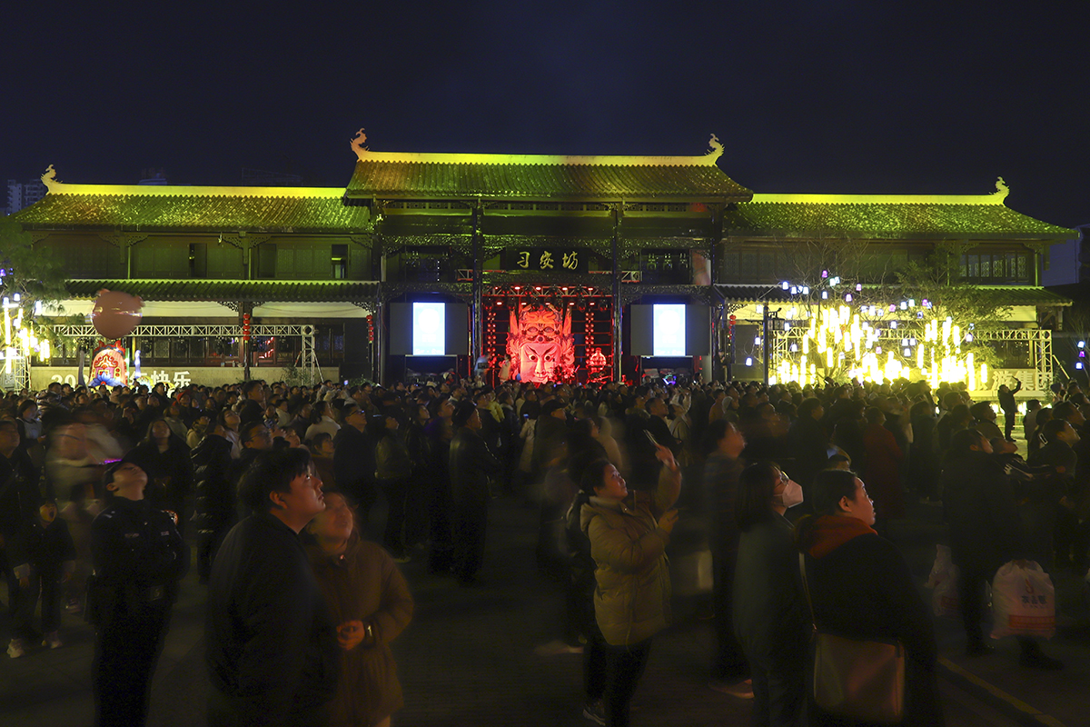 　　白天人潮涌动，夜晚流光溢彩。2月15日，褪去白昼的明亮，安顺古城的夜色更加迷人——色彩斑斓的灯光柔柔地弥漫开来，古城房屋的轮廓，古街都披上了靓丽的“晚装”。随处可见的灯光秀、网红打卡、习安坊实景演艺让人流连忘返，一场绚丽多彩的“烟花”盛宴在文庙城墙外精彩上演，格外鲜亮闪耀。（安顺日报融媒体中心记者 卢维）