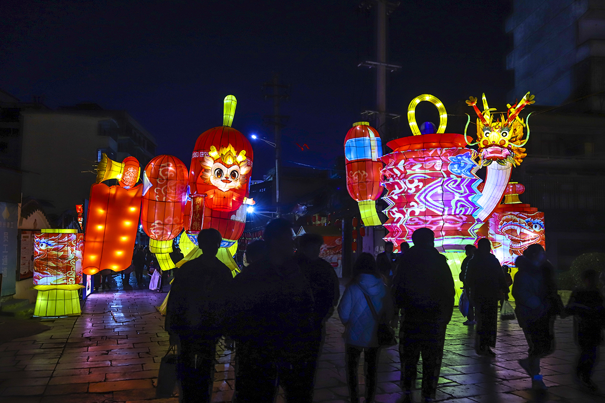 　　白天人潮涌动，夜晚流光溢彩。2月15日，褪去白昼的明亮，安顺古城的夜色更加迷人——色彩斑斓的灯光柔柔地弥漫开来，古城房屋的轮廓，古街都披上了靓丽的“晚装”。随处可见的灯光秀、网红打卡、习安坊实景演艺让人流连忘返，一场绚丽多彩的“烟花”盛宴在文庙城墙外精彩上演，格外鲜亮闪耀。（安顺日报融媒体中心记者 卢维）