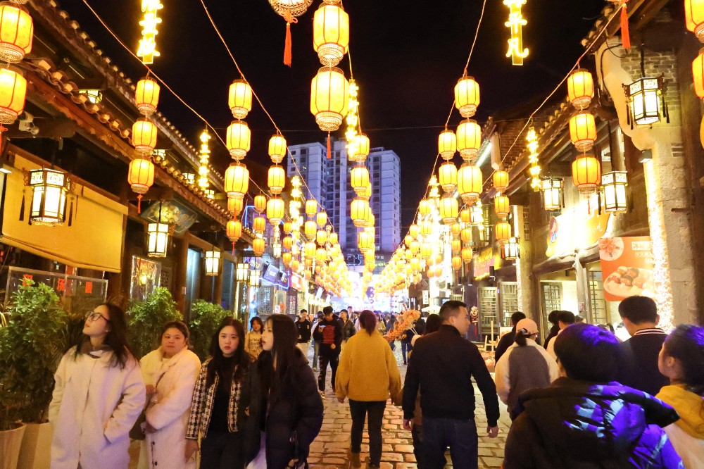 2月17日，记者从安顺旅游集团有限公司获悉，春节假期，安顺古城历史文化街区人气旺、消费火、年味浓，累计接待游客逾100万人次。（安顺日报融媒体中心记者 唐琪 ）