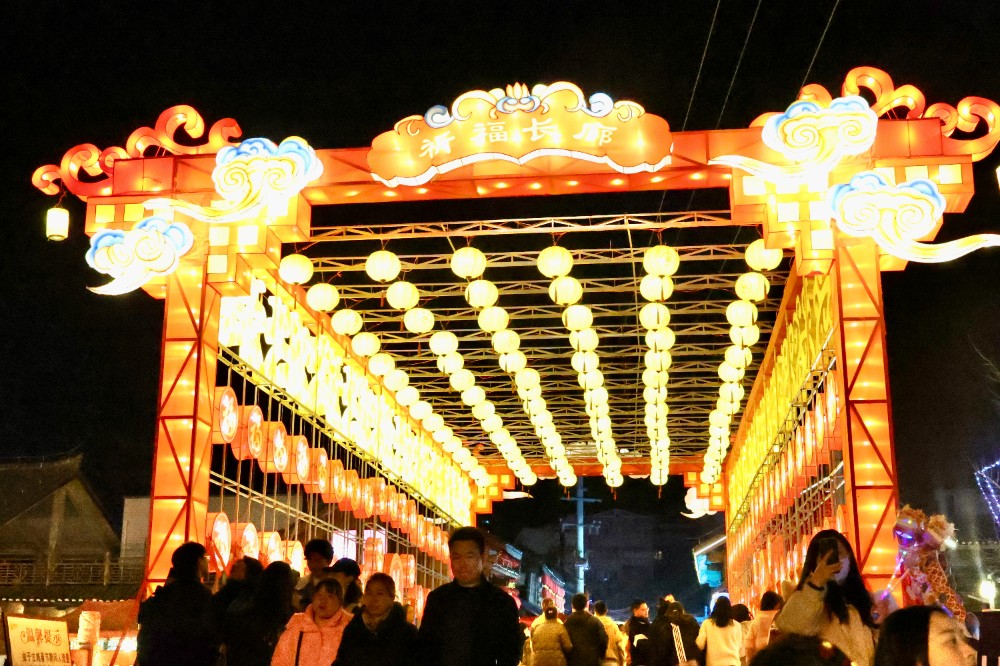 2月17日，记者从安顺旅游集团有限公司获悉，春节假期，安顺古城历史文化街区人气旺、消费火、年味浓，累计接待游客逾100万人次。（安顺日报融媒体中心记者 唐琪 ）