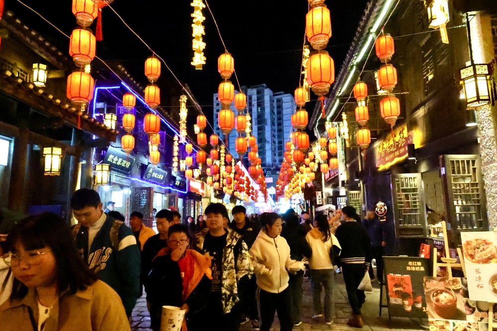 2月17日，记者从安顺旅游集团有限公司获悉，春节假期，安顺古城历史文化街区人气旺、消费火、年味浓，累计接待游客逾100万人次。（安顺日报融媒体中心记者 唐琪 ）