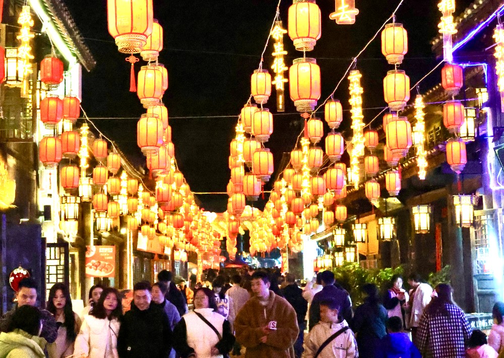 2月17日，记者从安顺旅游集团有限公司获悉，春节假期，安顺古城历史文化街区人气旺、消费火、年味浓，累计接待游客逾100万人次。（安顺日报融媒体中心记者 唐琪 ）