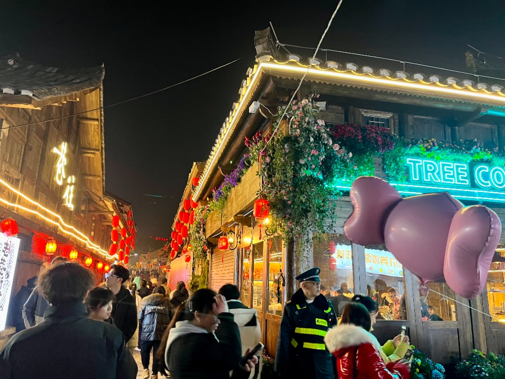 2月17日，记者从安顺旅游集团有限公司获悉，春节假期，安顺古城历史文化街区人气旺、消费火、年味浓，累计接待游客逾100万人次。（安顺日报融媒体中心记者 唐琪 ）