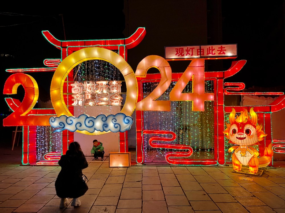 2月17日，记者从安顺旅游集团有限公司获悉，春节假期，安顺古城历史文化街区人气旺、消费火、年味浓，累计接待游客逾100万人次。（安顺日报融媒体中心记者 唐琪 ）