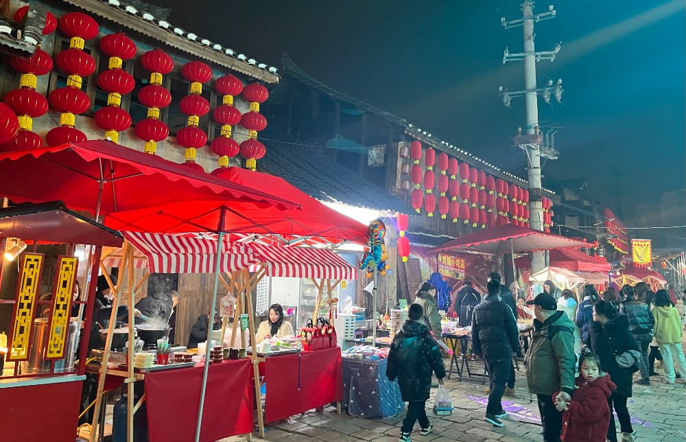 2月17日，记者从安顺旅游集团有限公司获悉，春节假期，安顺古城历史文化街区人气旺、消费火、年味浓，累计接待游客逾100万人次。（安顺日报融媒体中心记者 唐琪 ）