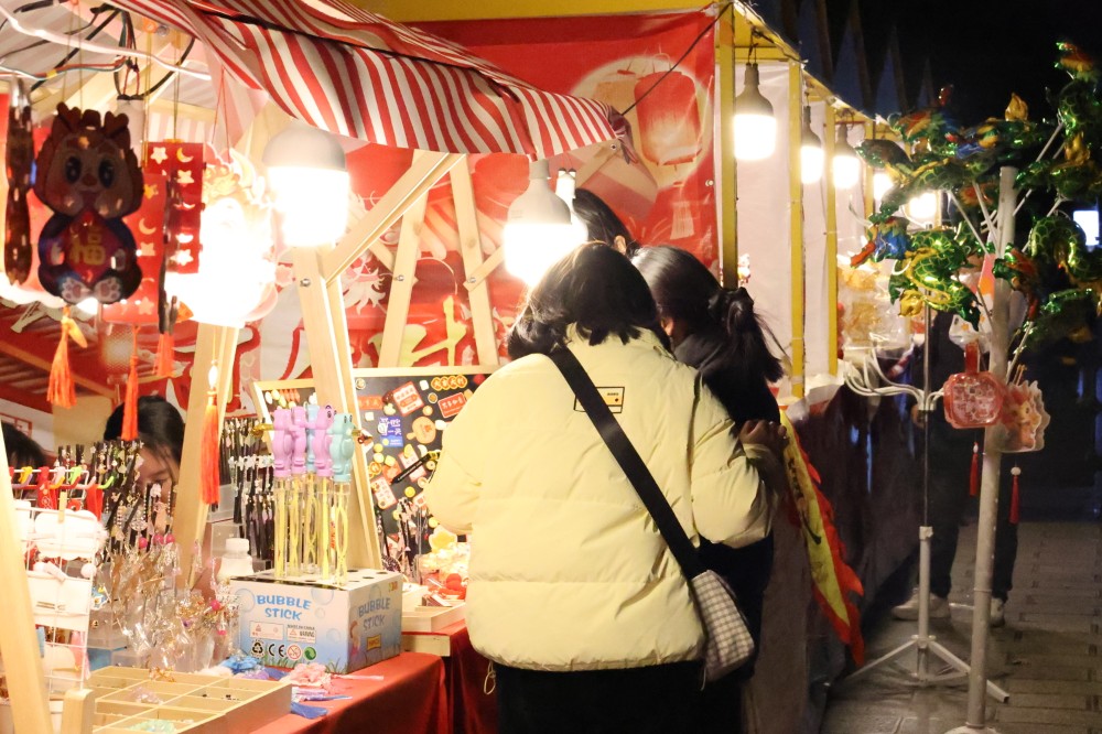 2月17日，记者从安顺旅游集团有限公司获悉，春节假期，安顺古城历史文化街区人气旺、消费火、年味浓，累计接待游客逾100万人次。（安顺日报融媒体中心记者 唐琪 ）