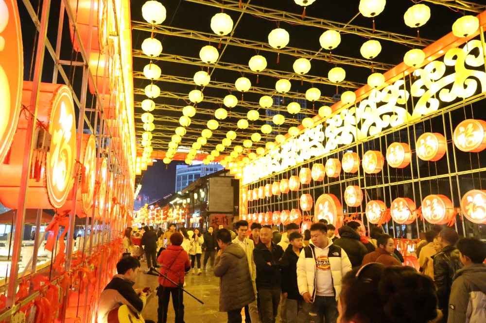 2月17日，记者从安顺旅游集团有限公司获悉，春节假期，安顺古城历史文化街区人气旺、消费火、年味浓，累计接待游客逾100万人次。（安顺日报融媒体中心记者 唐琪 ）