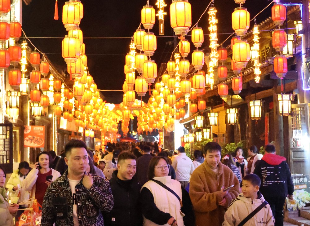 2月17日，记者从安顺旅游集团有限公司获悉，春节假期，安顺古城历史文化街区人气旺、消费火、年味浓，累计接待游客逾100万人次。（安顺日报融媒体中心记者 唐琪 ）