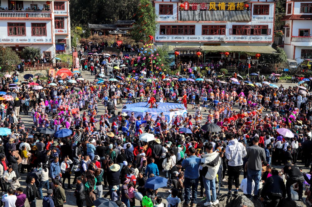 　　2月18日，农历正月初九，安顺经济技术开发区宋旗镇三合苗寨举行“苗族跳花节”展演活动，来自四里八乡的苗族同胞身着节日盛装，载歌载舞，庆祝“龙”年的到来，同时祈求来年风调雨顺，五谷丰登。安顺日报融媒体中心记者 卢维