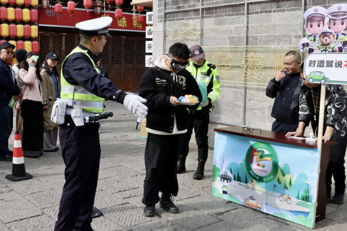 　　12月2日，122全国交通安全日主题“平安市集”在安顺古城历史文化街区亮相，现场设置集卡活动，让大家在游戏中沉浸式学习交通安全知识。（安顺日报融媒体中心记者 罗野 摄）