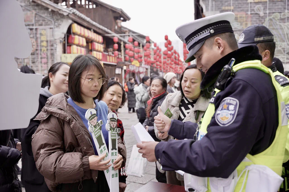 　　12月2日，122全国交通安全日主题“平安市集”在安顺古城历史文化街区亮相，现场设置集卡活动，让大家在游戏中沉浸式学习交通安全知识。（安顺日报融媒体中心记者 罗野 摄）
