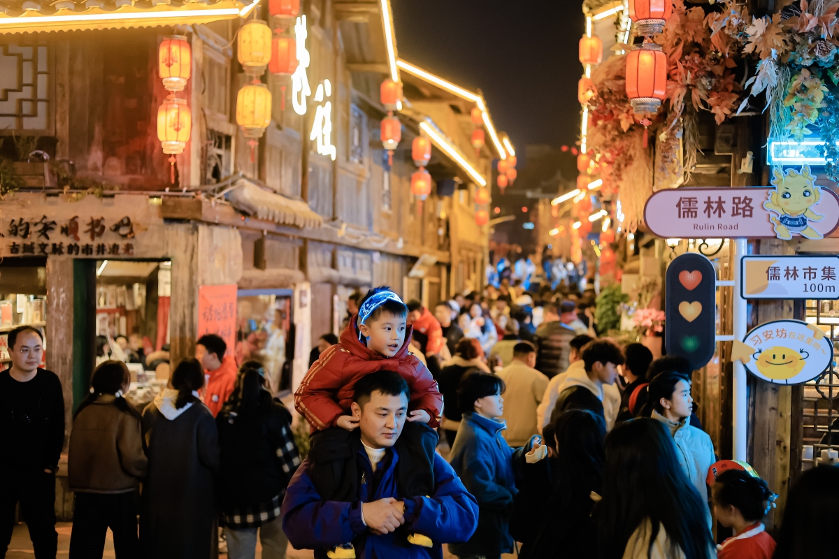 安顺除夕夜，古城客如织。（安顺日报融媒体中心记者 薛峰 摄）
