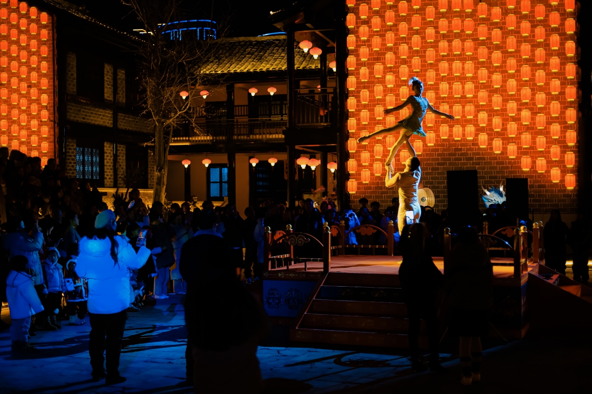 安顺除夕夜，古城客如织。（安顺日报融媒体中心记者 薛峰 摄）
