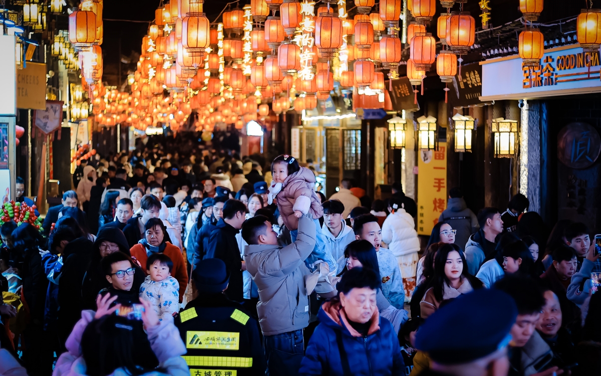 安顺除夕夜，古城客如织。（安顺日报融媒体中心记者 薛峰 摄）