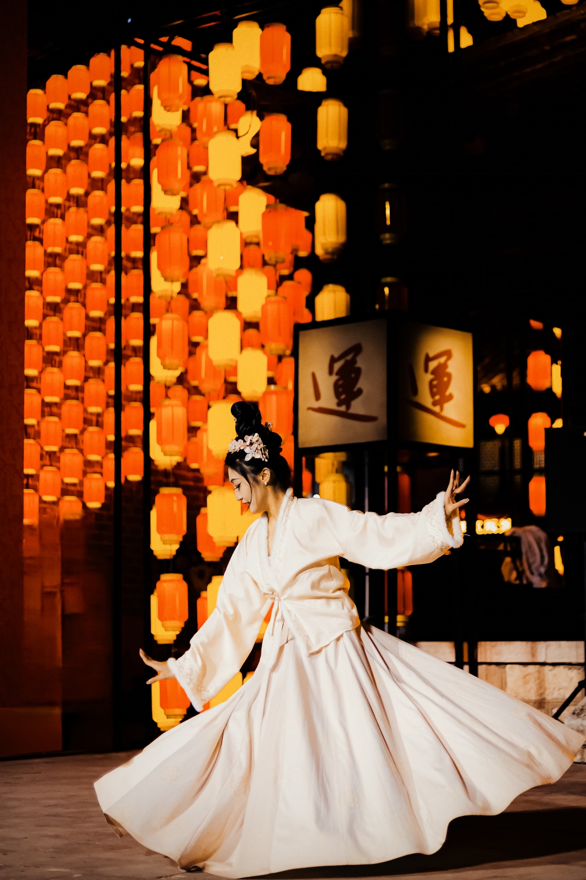安顺除夕夜，古城客如织。（安顺日报融媒体中心记者 薛峰 摄）