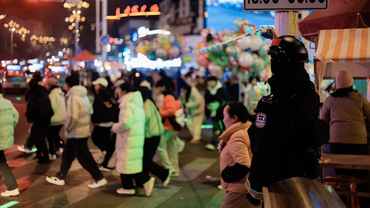 安顺除夕夜，古城客如织。（安顺日报融媒体中心记者 薛峰 摄）