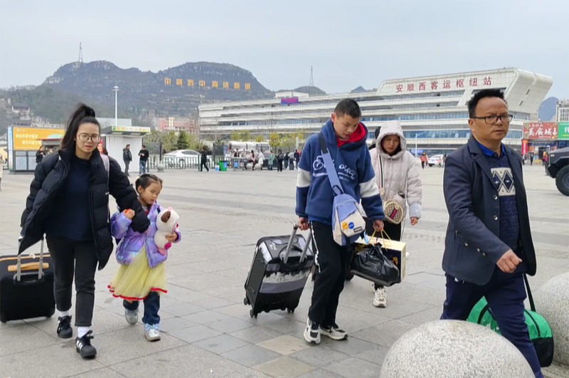 安顺西高铁站迎来春节返程高峰,有序保障旅-FZ1002389102.png