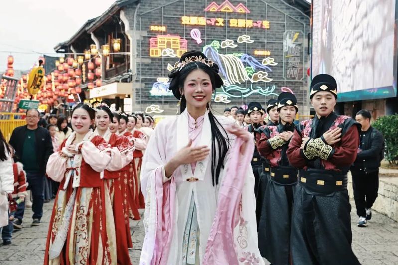 工作人员身着大明服饰在古城巡游并表演-FZ1002409372.jpg