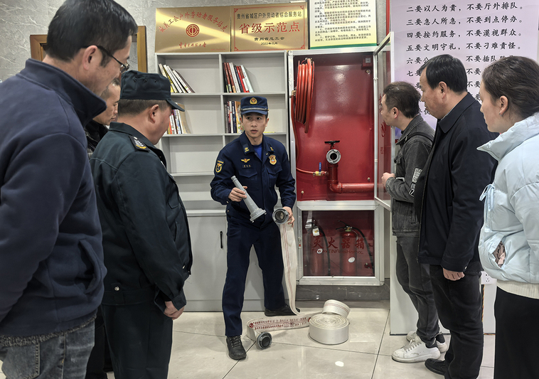 安顺经开区：消防安全实训进大厅 筑牢政务-FZ1002511729.jpg