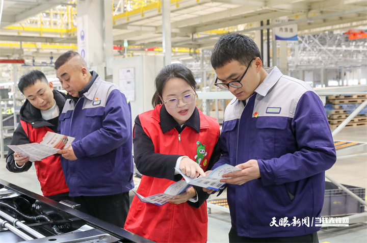 17453652163379.jpg 企业党员特派员正同贵州长江工作人员了解企业业务发展情况。(袁福洪拍摄).jpg