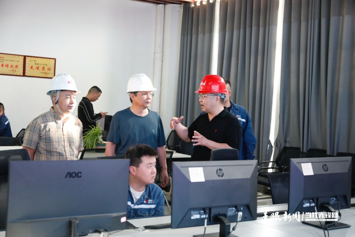 17453649701963.jpg 企业特派员正同企业人员了解企业业务发展情况。(黔南州委组织部供图).jpg