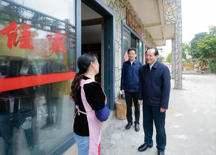 杨昌鹏、尹恒斌在七眼桥镇本寨村调研。.jpg