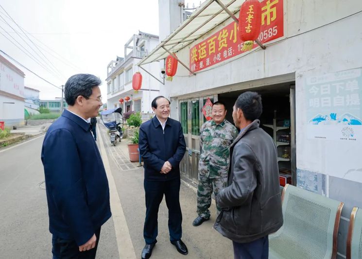 杨昌鹏、尹恒斌在旧州镇茶岭村调研。.jpg