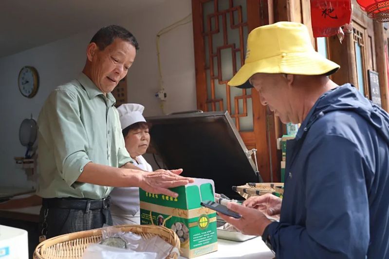 游客购买农特产品-FZ1002637562.jpg