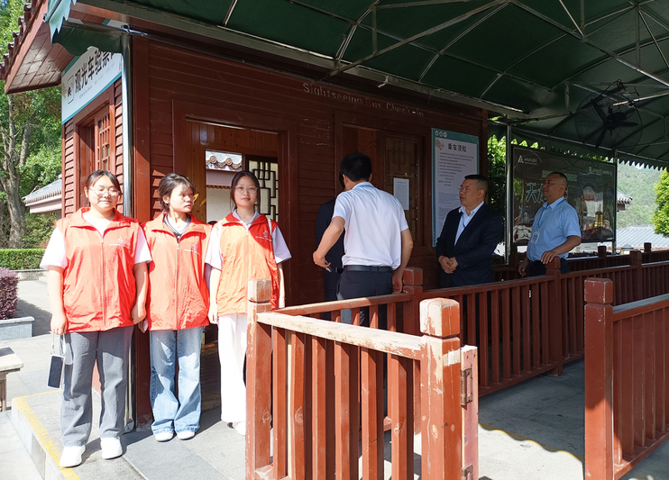 志愿服务进景区 绘出文明旅游“风景线”-FZ1002646618.jpg