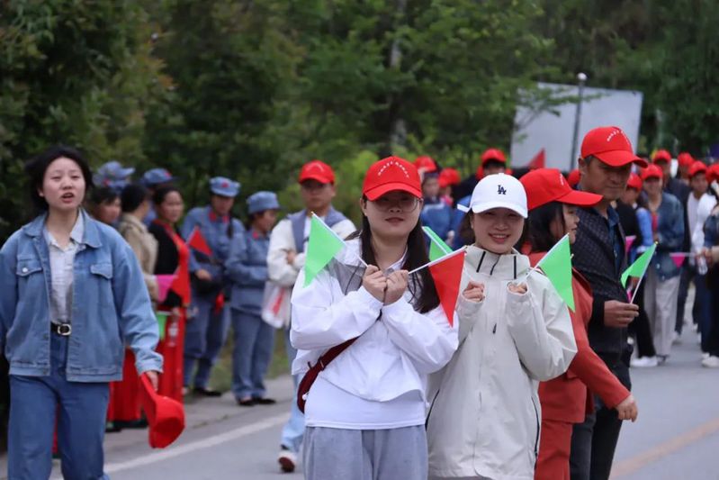 紫云格凸河镇:千人徒步 畅享丛林之美-FZ1002645841.jpg