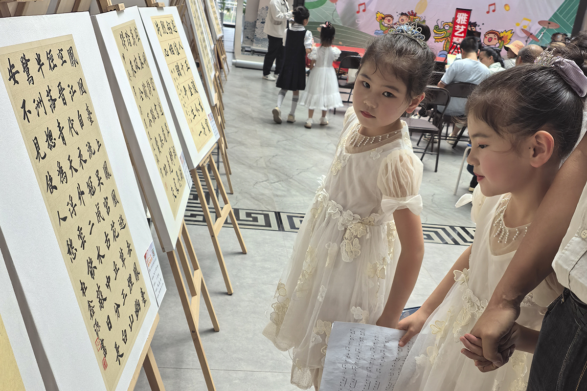 　　端午假期，安顺市博物馆开展传统文化与“六一”儿童节紧密结合的系列活动，让孩子们在参与中体验节日的欢乐。（安顺日报融媒体中心记者 卢维 摄）
