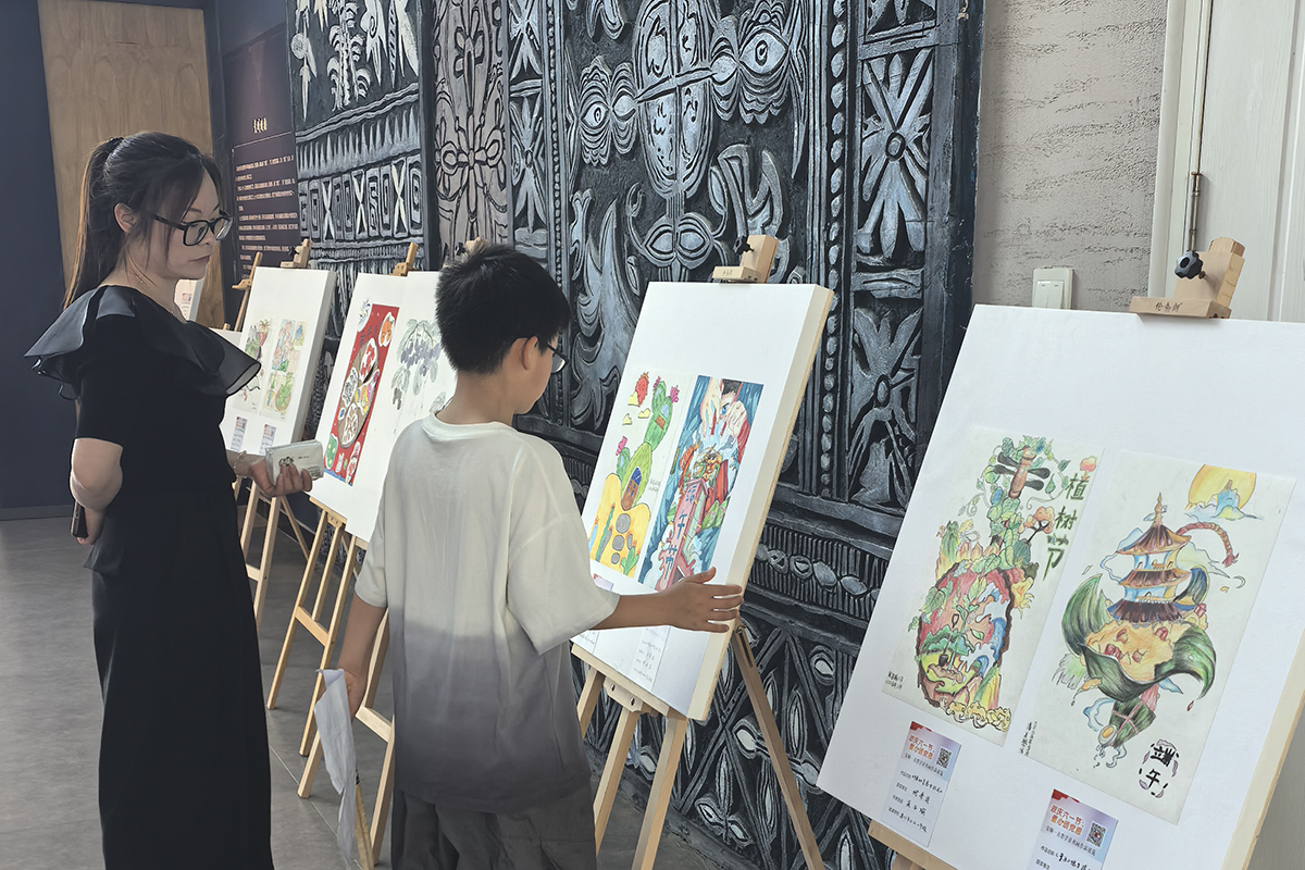 　　端午假期，安顺市博物馆开展传统文化与“六一”儿童节紧密结合的系列活动，让孩子们在参与中体验节日的欢乐。（安顺日报融媒体中心记者 卢维 摄）