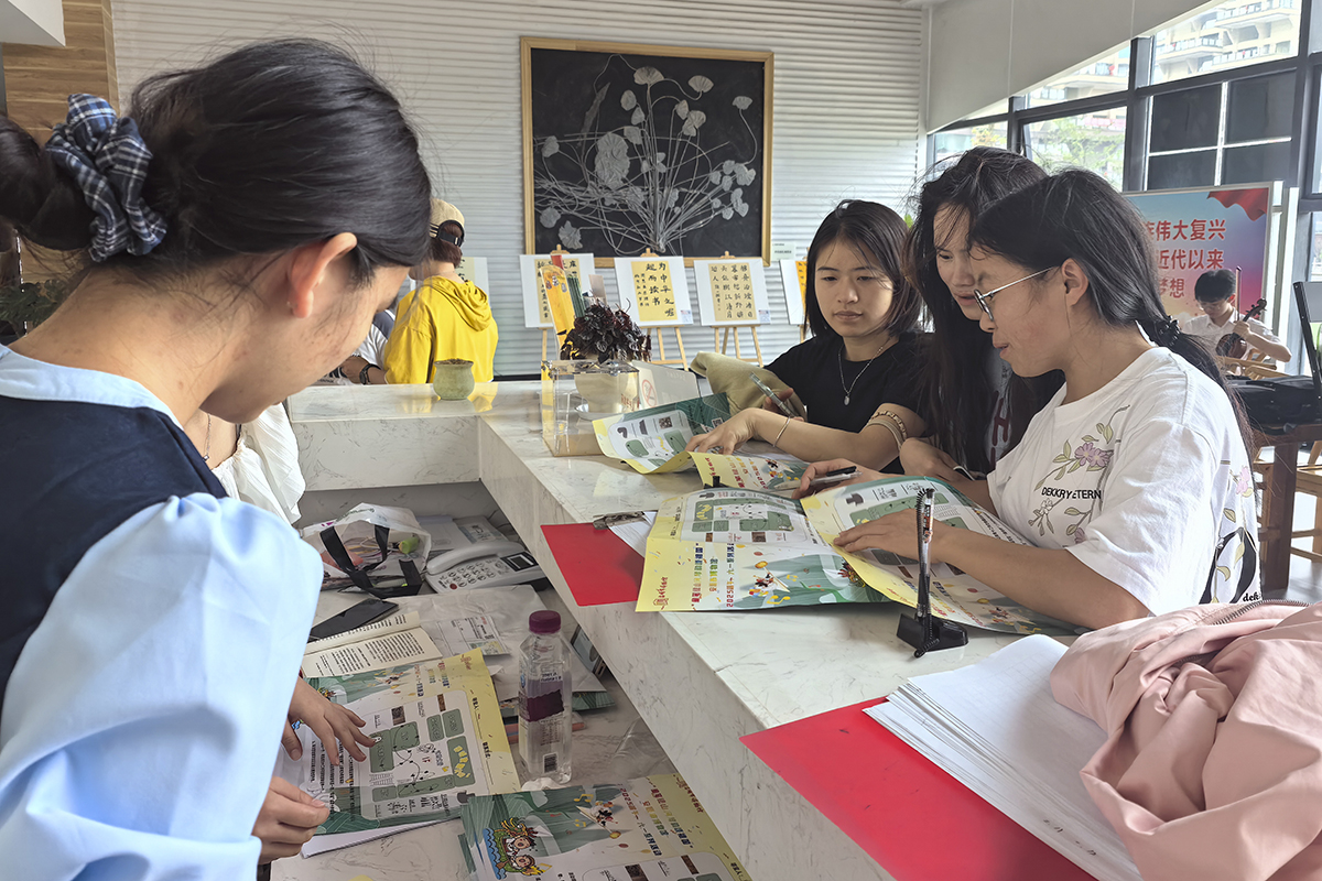 　　端午假期，安顺市博物馆开展传统文化与“六一”儿童节紧密结合的系列活动，让孩子们在参与中体验节日的欢乐。（安顺日报融媒体中心记者 卢维 摄）