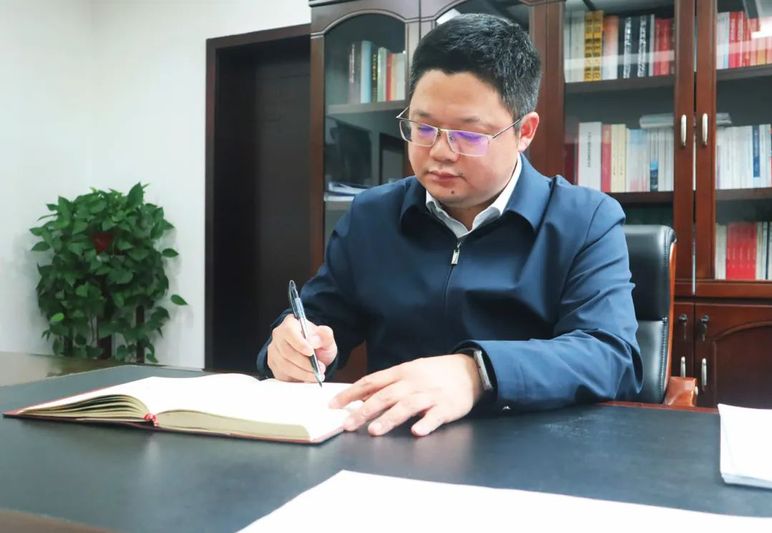 平坝区委常委、区长王元鹏.jpg