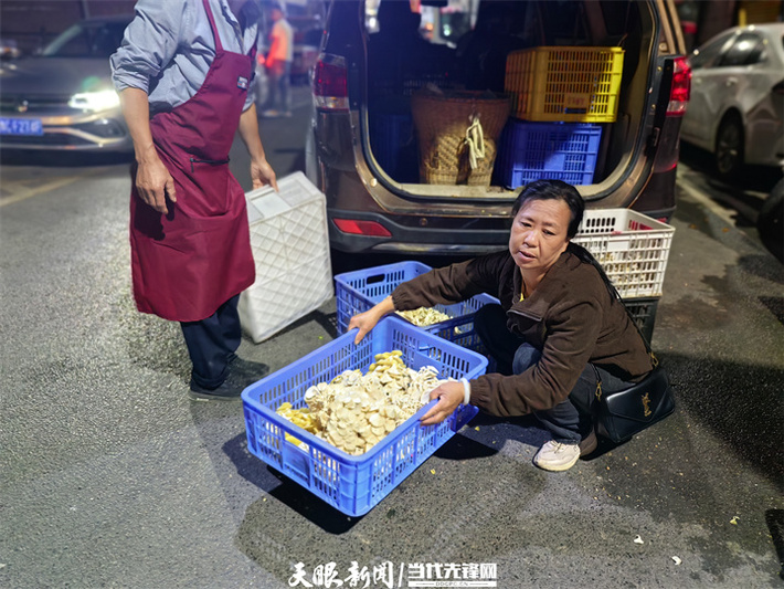 农户正在搬运农产品。牟绍莉 摄.jpg