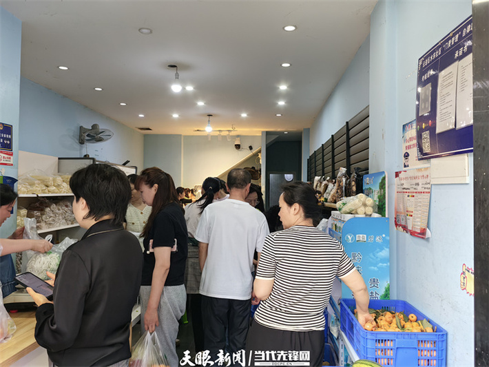 购买凤冈农特产品的群众。牟绍莉 摄.jpg