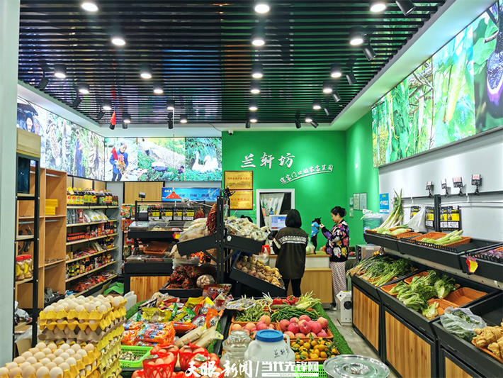 贵阳的凤冈农特产品销售店内整齐摆放的货物。受访者供图.jpg