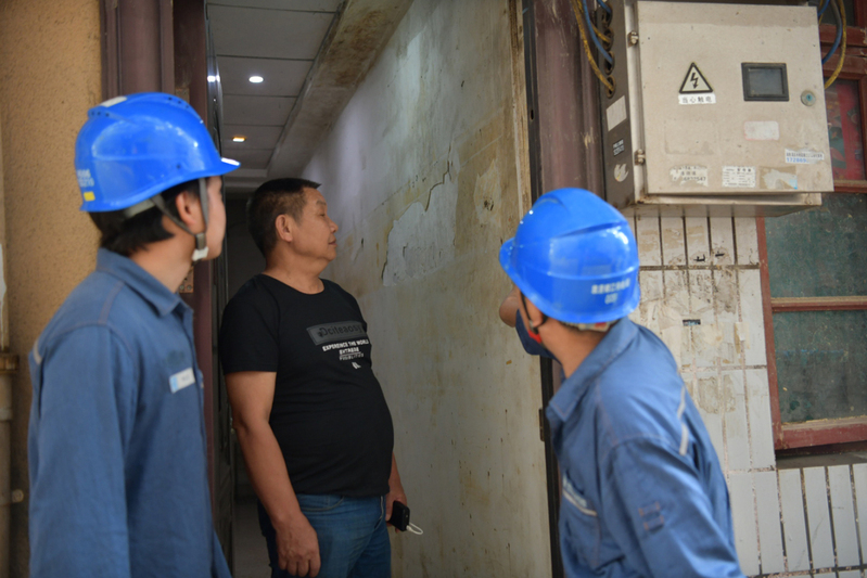 安顺供电局赴榕江支援的抢修人员火速组建青年突击队，挨家挨户为低压客户上门排查用电设备、线路隐患。（易黎 摄）.jpg