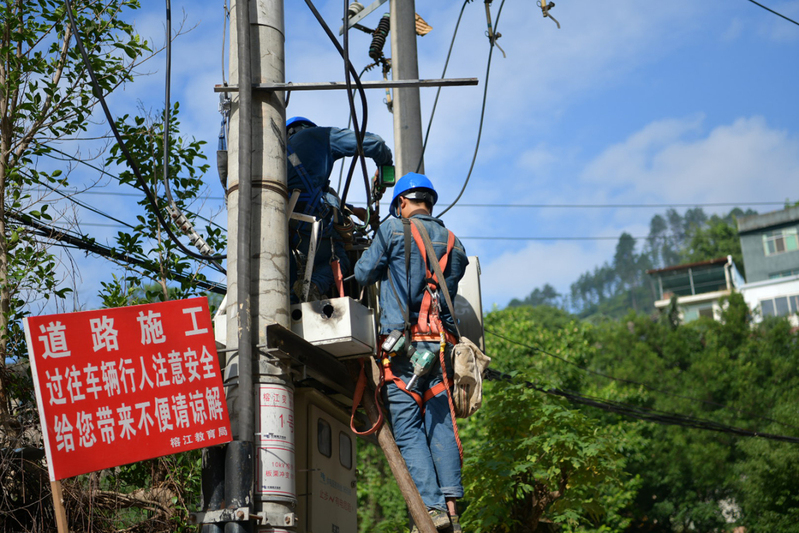 安顺供电局赴榕江支援抢修人员迅速投入抢修复电工作中。（易黎 摄）.jpg