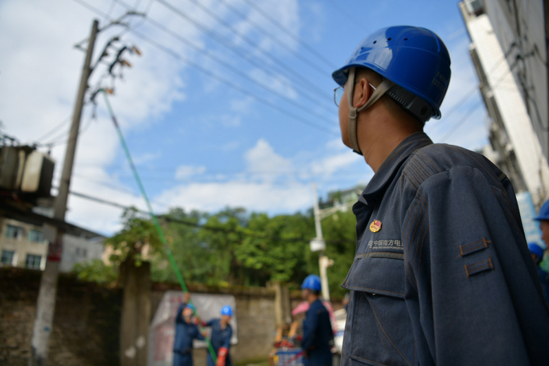 抢修人员抢抓时间，投入抢修复电工作中。（易黎 摄）.jpg