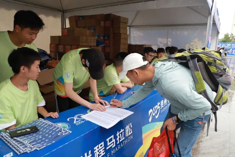 选手签到领取物资现场-FZ1002865573.jpg