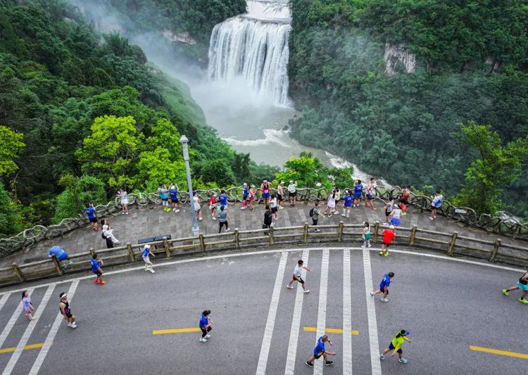2025“黄马”比赛中,选手经过黄果树瀑-FZ1002866374.jpg