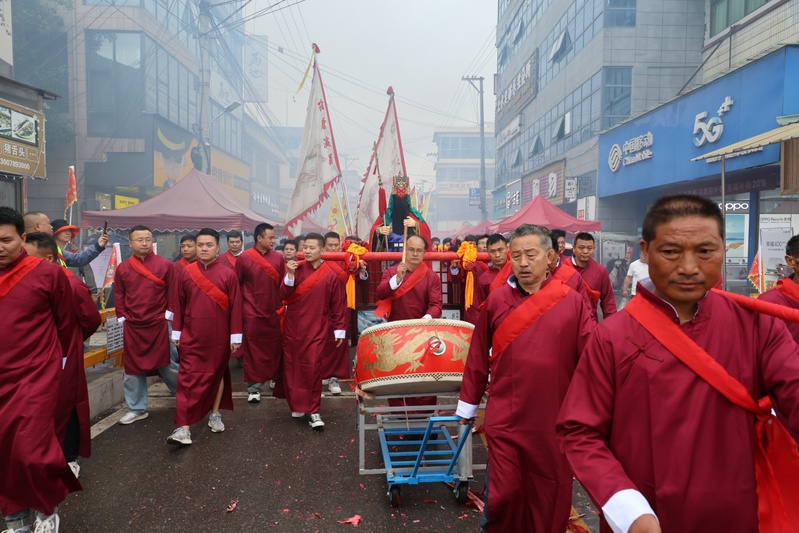 巡游中，关公神轿庄严前行，身着传统凤阳汉-FZ1002871981.JPG