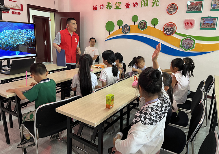 安顺经开区学苑社区:小暑绘草帽 防暑护平-FZ1002906724.jpg