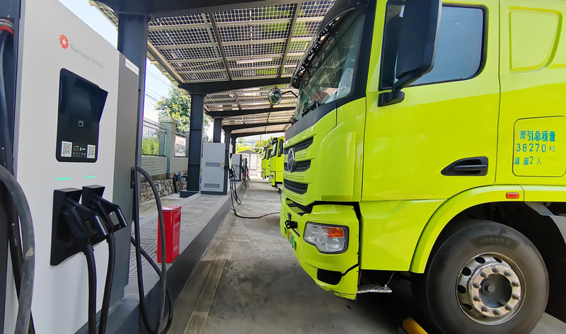 贵州成黔电动产业有限责任公司“电动贵州”普定示范园内，电动重卡正在充电站充电.jpg